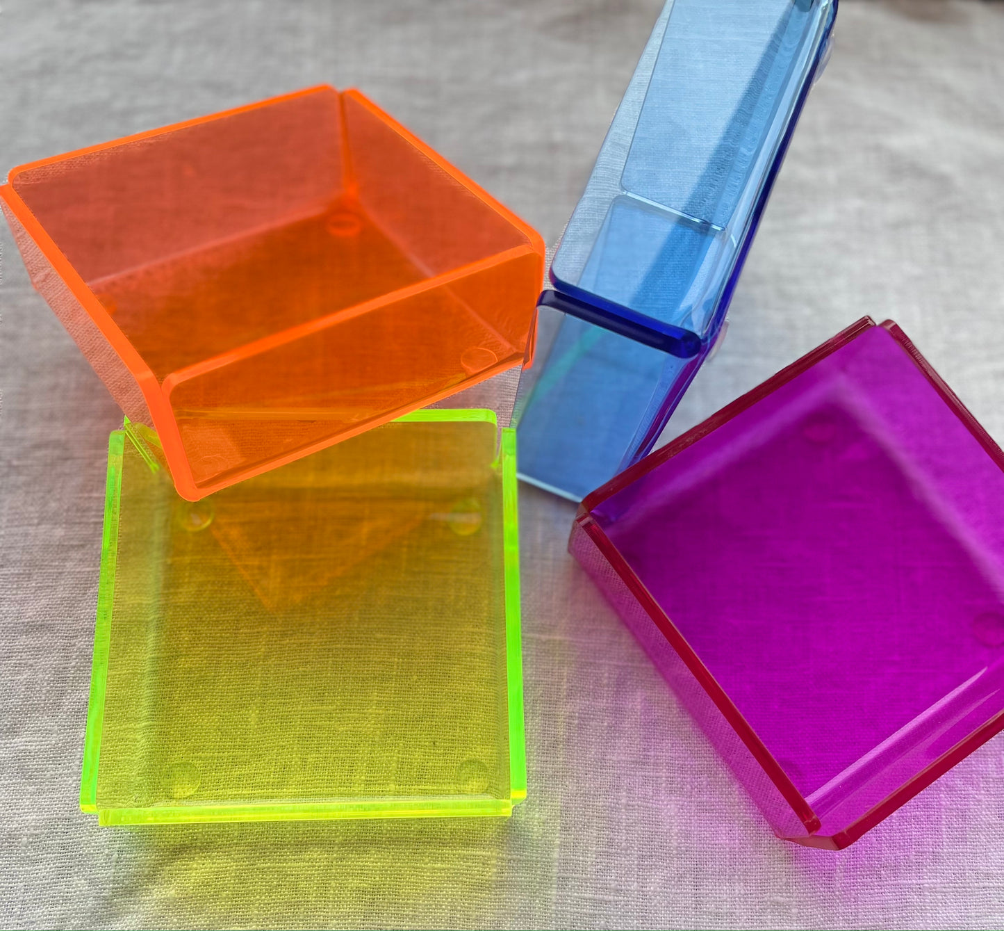 Boite plateau carrée ultra design en plexi aux coloris pop et fluo Taille S