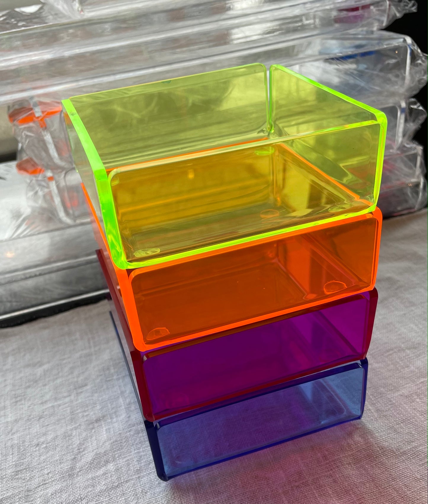 Boite plateau carrée ultra design en plexi aux coloris pop et fluo Taille S
