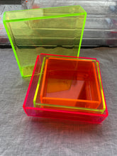 Charger l&#39;image dans la galerie, Boite plateau carrée ultra design en plexi aux coloris pop et fluo Taille L
