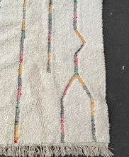 Charger l&#39;image dans la galerie, Tapis marocain BENI OUARAIN blanc cassé avec motifs multicolores 170 cm x 250 cm
