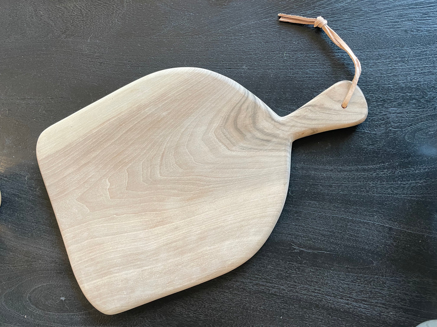Planche de présentation ou découpe en noyer forme carrée arrondie
