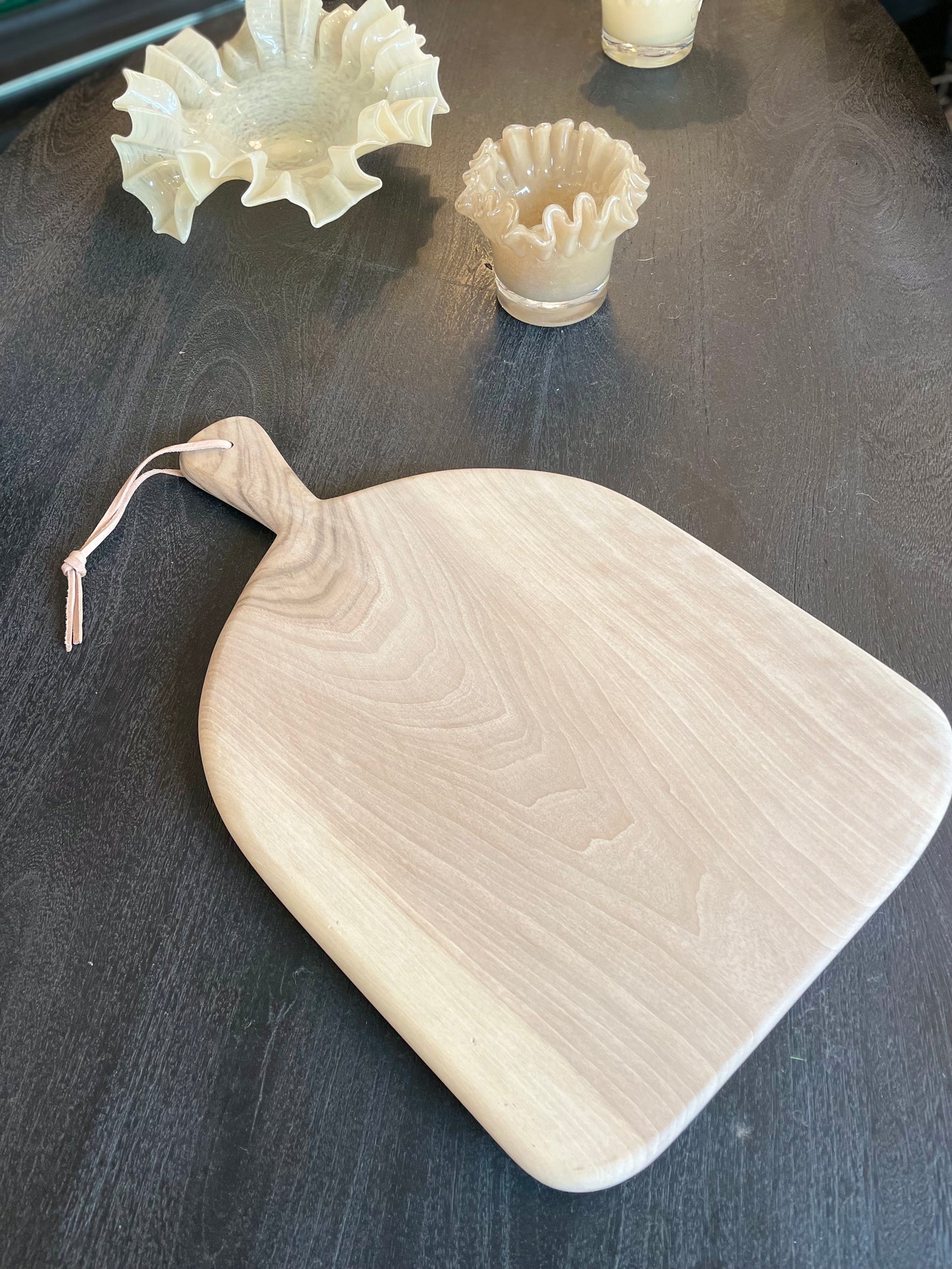 Planche de présentation ou découpe en noyer forme carrée arrondie