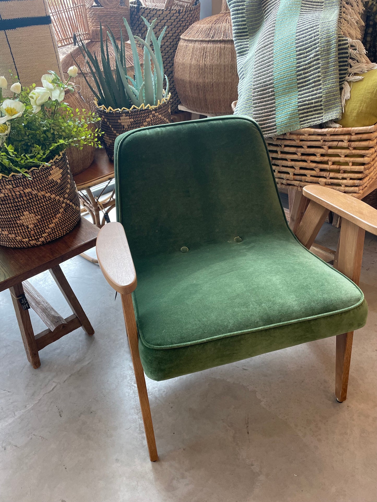 Fauteuil 366 d'inspiration année 70 en chêne et velours VERT TURTLE de 366 CONCEPT