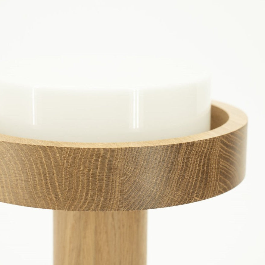 Lampe à poser en chêne et verre, avec interrupteur tactile, zoom.