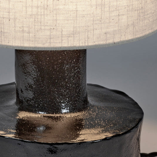 LAMPE EN CERAMIQUE NOIRE ET ABAT JOUR BLANC SERAX