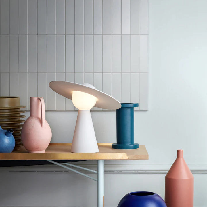 LAMPE EN PORCELAINE EN FORME DE CHAPEAU DE MOEBE - LA PETITE BOITE JAUNE