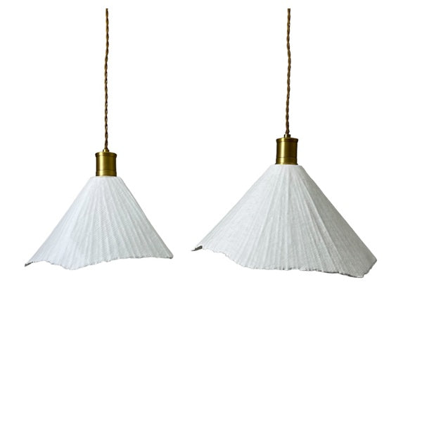 Suspension blanche "Poppy" en papier mâché cônique