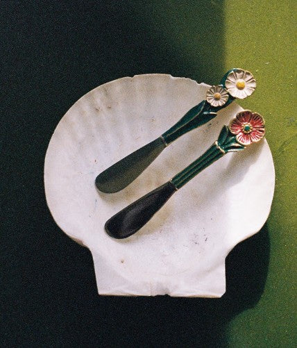 Set de 2 couteaux à beurre en laiton doré et fleurs incrustées