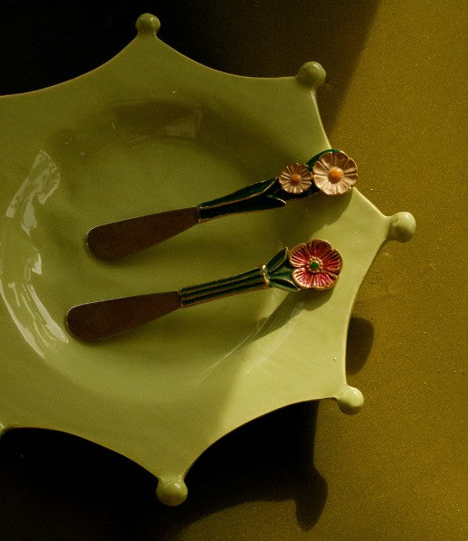 Set de 2 couteaux à beurre en laiton doré et fleurs incrustées