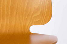 Charger l&#39;image dans la galerie, Chaise design en bois de hêtre teinté 100 % Française H10 avec dossier bas
