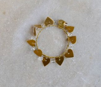 Ronds de serviettes en laiton doré avec des coeurs