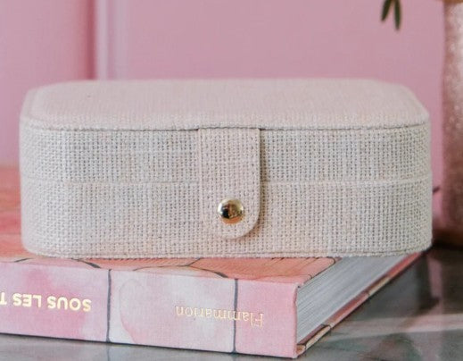 Boite à bijoux de voyage ou pour la maison : la rectangulaire à étage