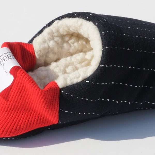 Chaussons réversibles noir blanc rouge