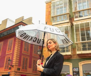 Parapluies colorés et trop funs avec des messages