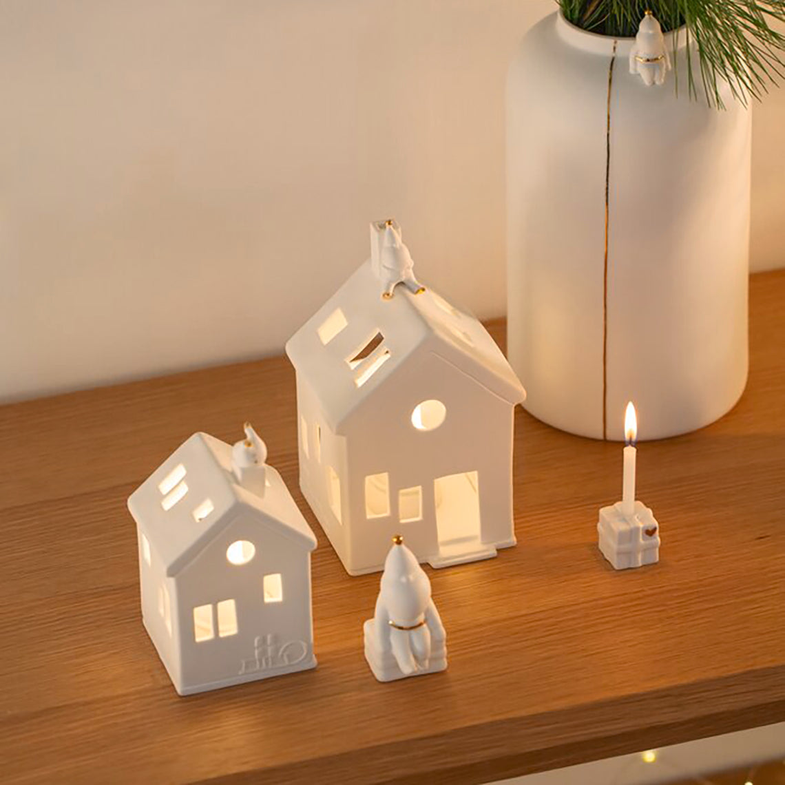 Maison photophore en porcelaine avec un petit Père Noël attendant sur le toit.