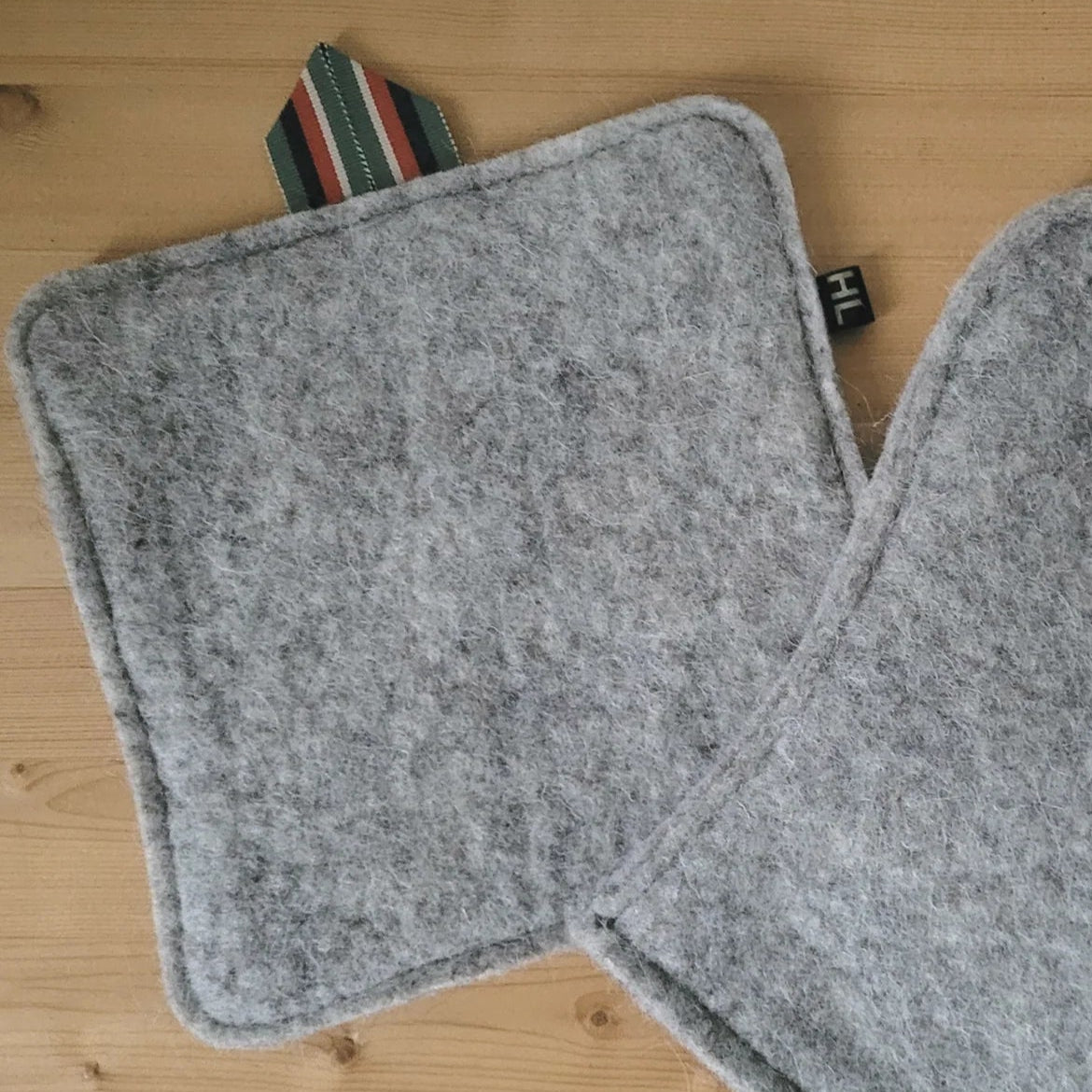 Manique carrée en laine feutrée française, coloris gris clair.