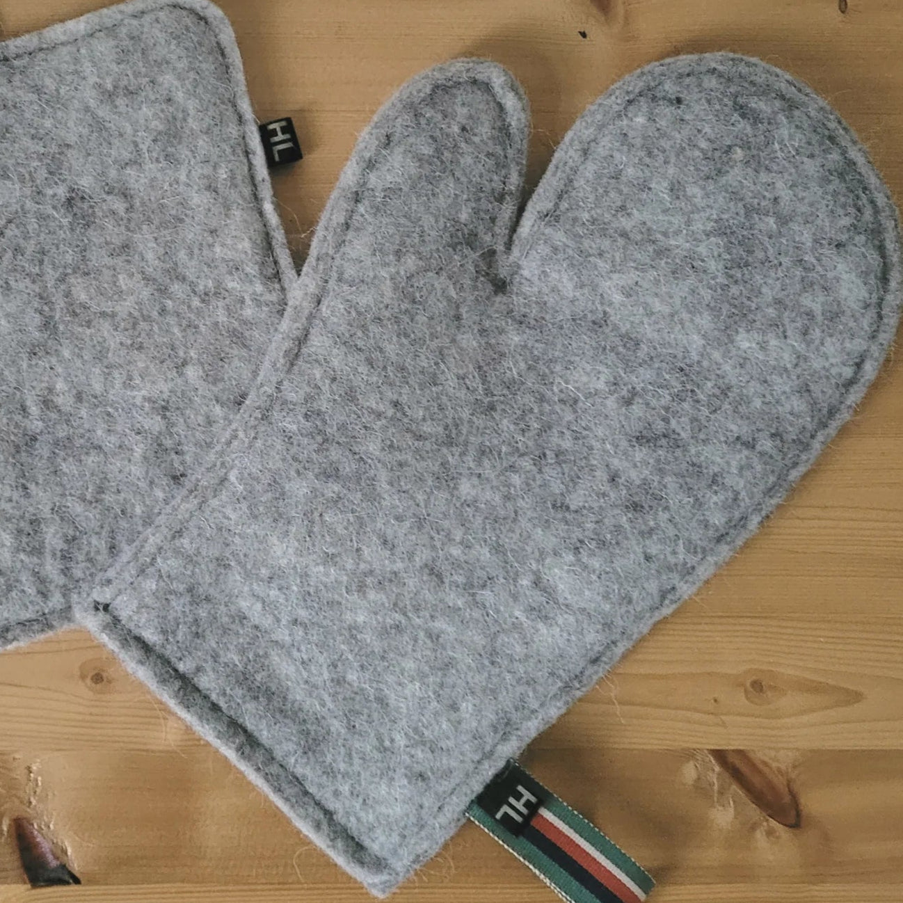 Gant de cuisine en laine feutrée française, coloris gris clair.