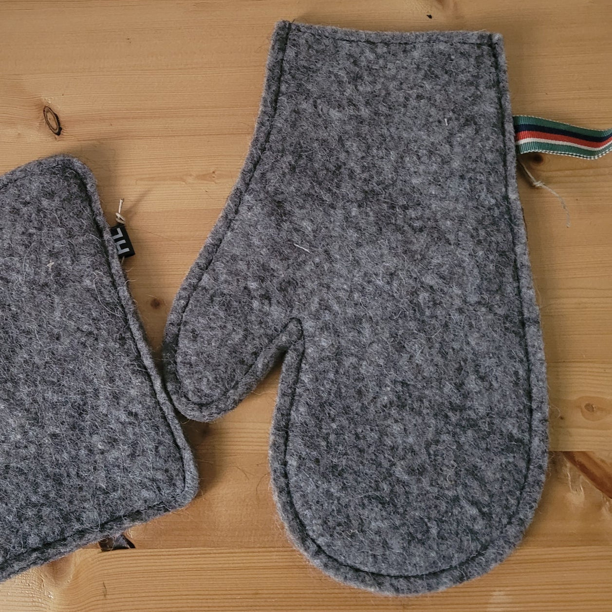Gant de cuisine en laine feutrée française, coloris gris foncé.