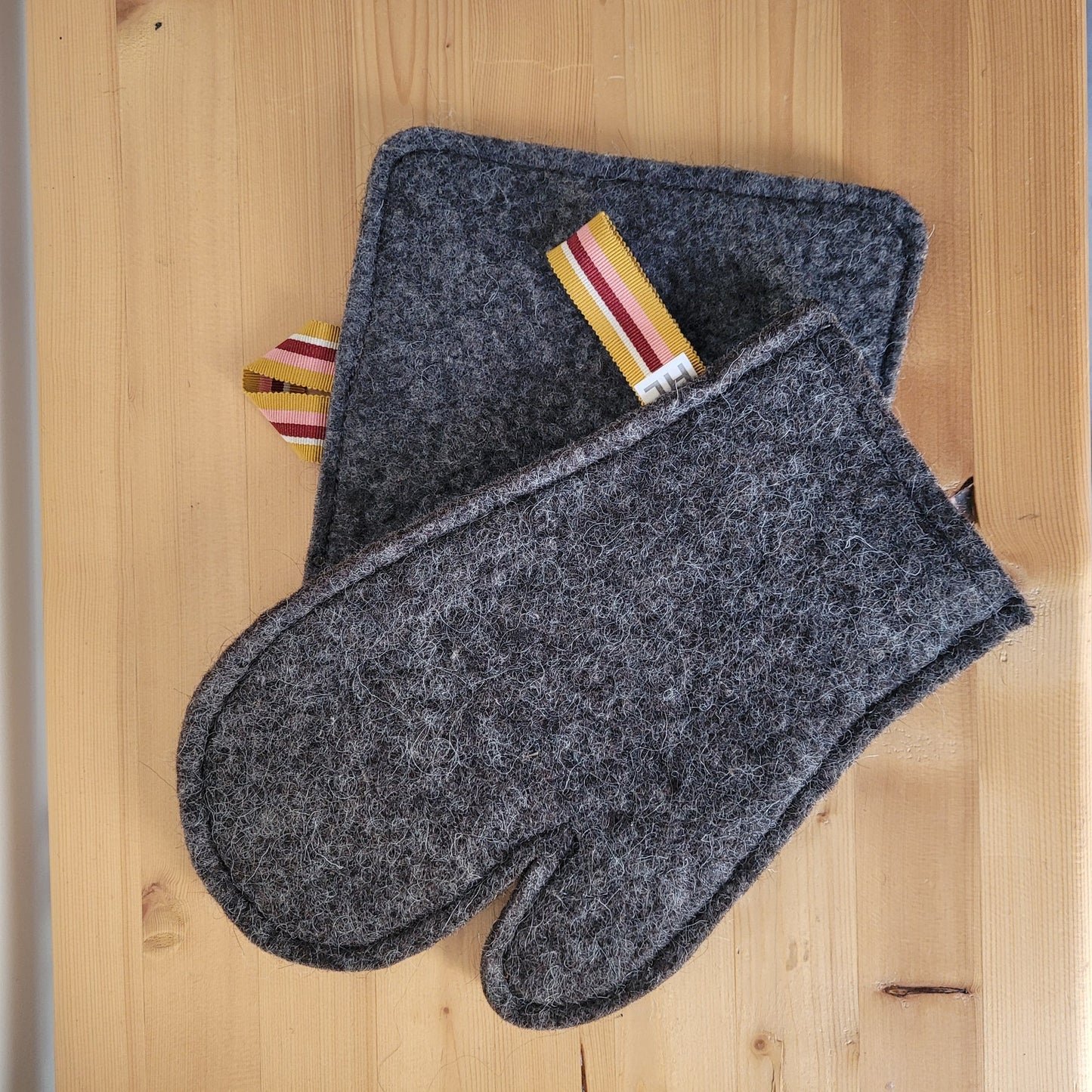 Gant de cuisine en laine feutrée française, coloris gris foncé.