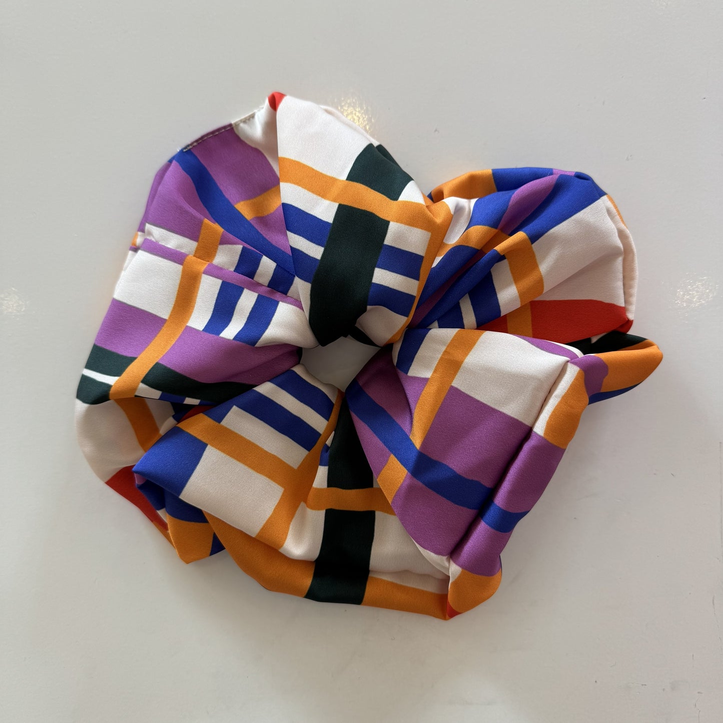 Maxi chouchou satiné avec imprimés de grands carreaux style motifs écossais.