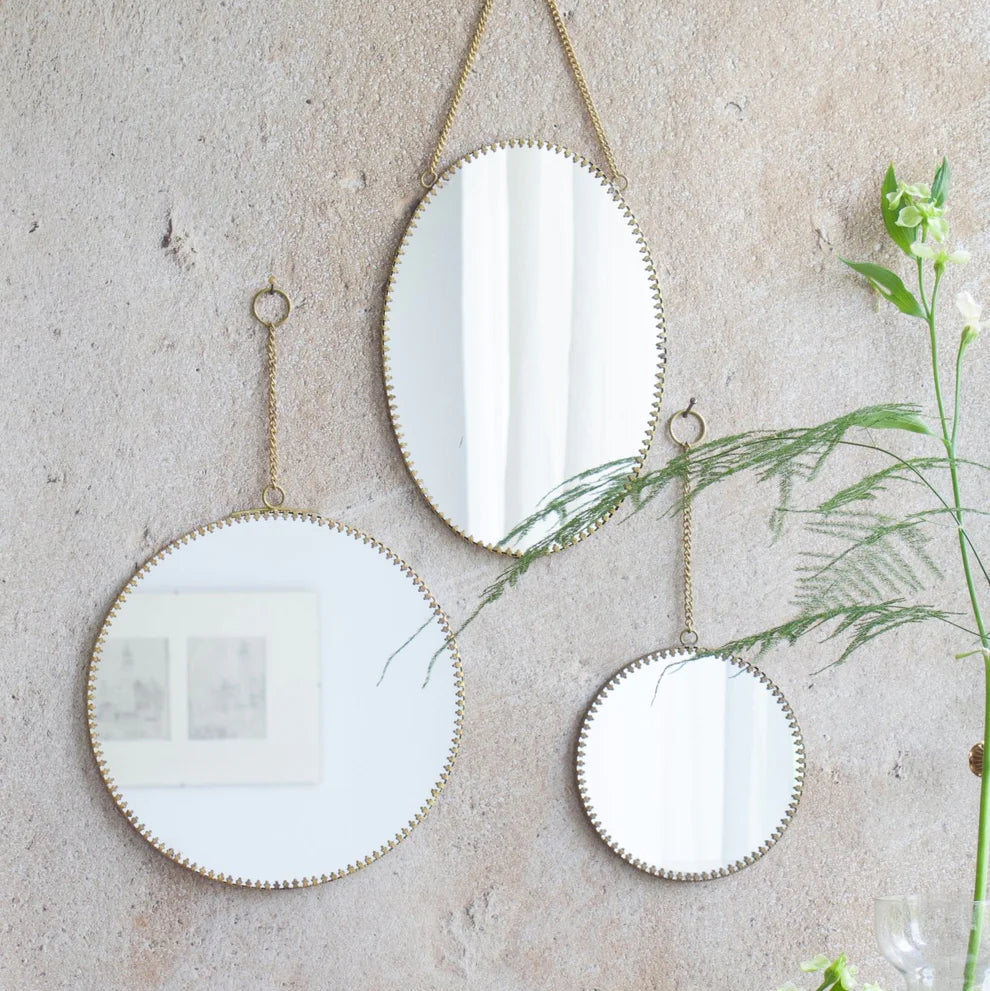 Composition de miroirs suspendus en laiton.