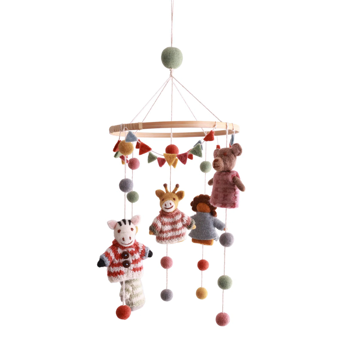 Mobile en laine feutré avec petits animaux dans leurs pulls tricotés.