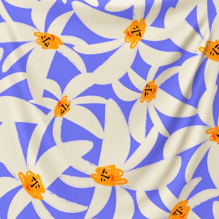 Motifs de marguerites blanches sur fond bleu.