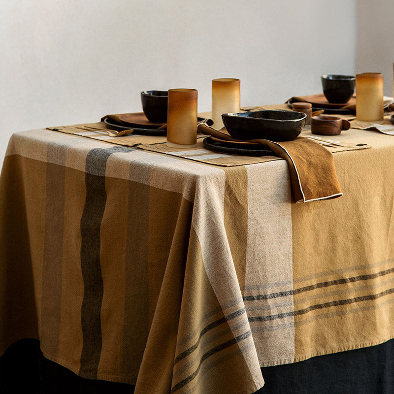 Nappe avec lignes formant de grands carreaux, modèle Aalborg de chez Haomy posée sur une table.