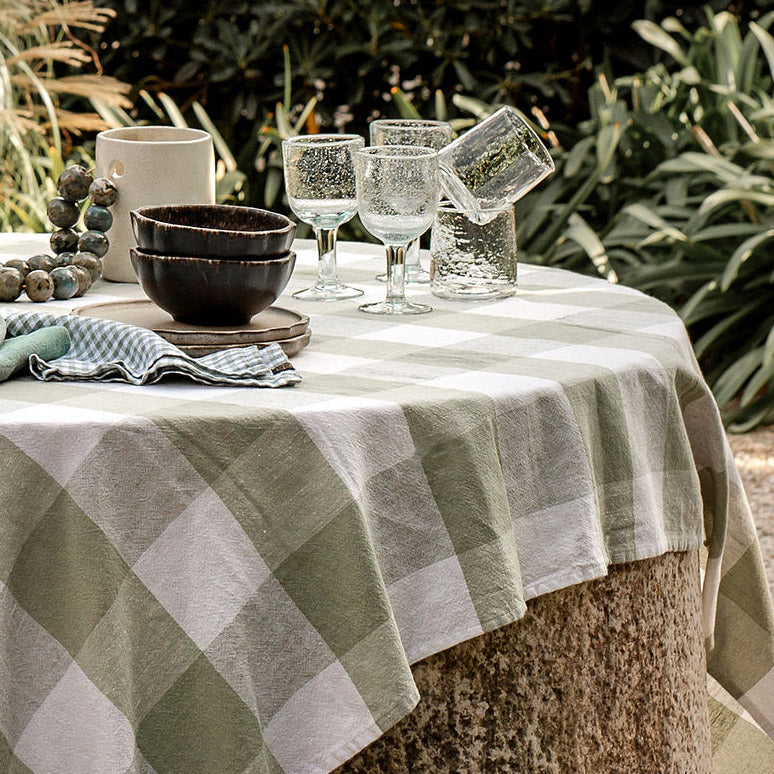 Nappe à grands carreaux, modèle Palma de chez Haomy posée sur une table.