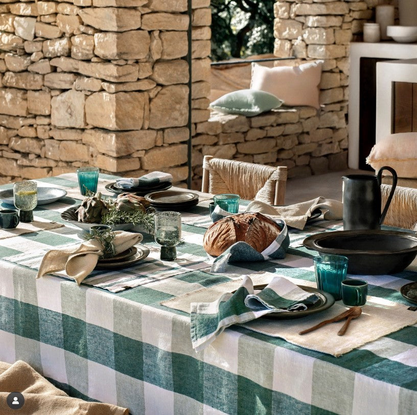 Nappe à grands carreaux, modèle Palma de chez Haomy posée sur une table.
