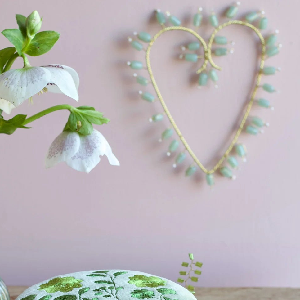 Décoration de Noël à suspendre - Coeur doré avec perles céladon