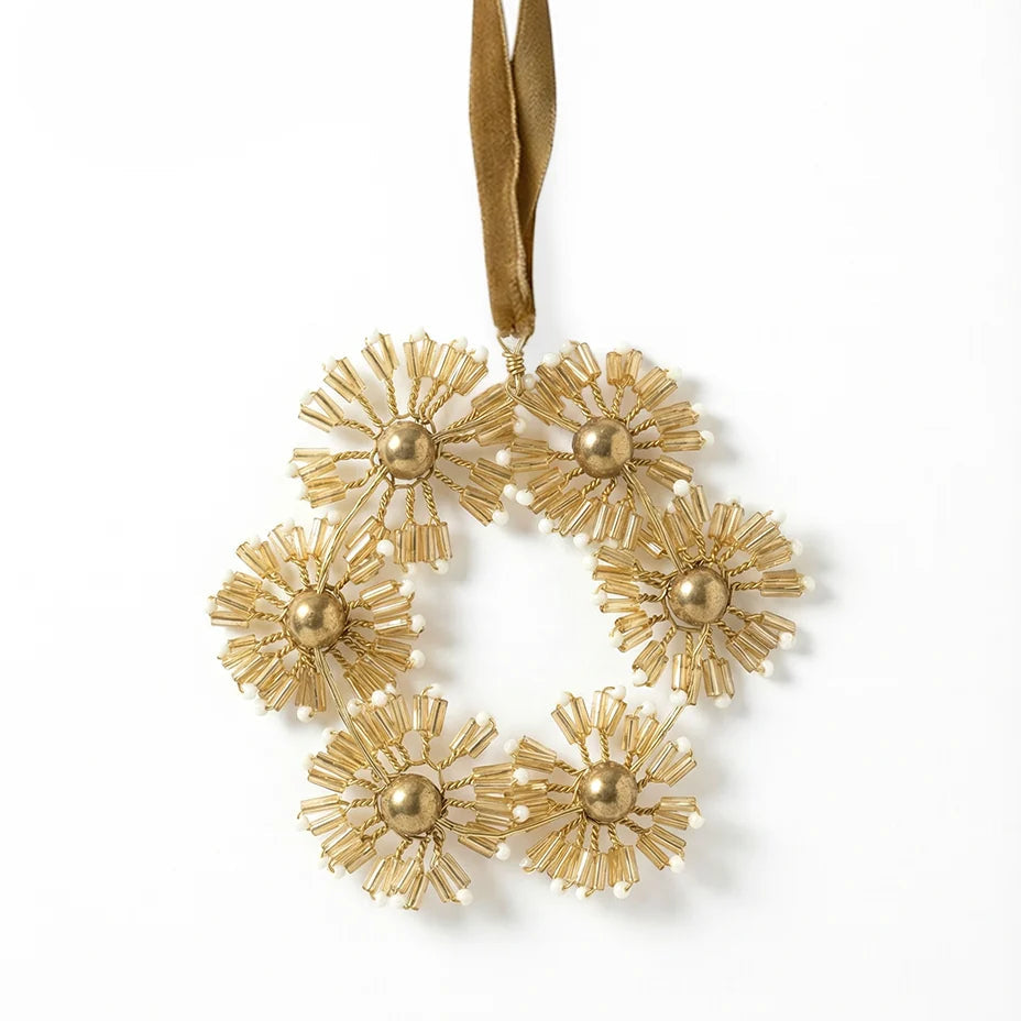 Petites fleurs en fils et perles dorées et blanches à supendre en décoration de Noël.