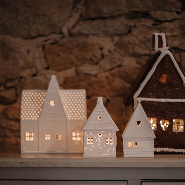 Photophores en porcelaine blanche en forme de maisons en pain d'épices, différents modèles.