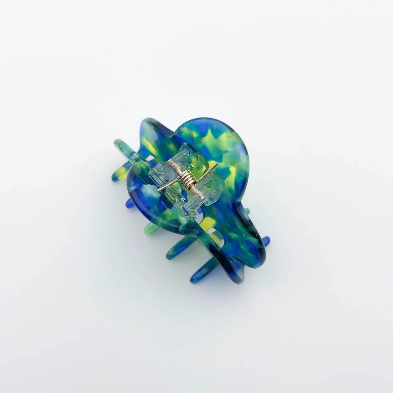 Petite pince à cheveux en forme de nuage à motifs écaille, coloris bleu et vert.