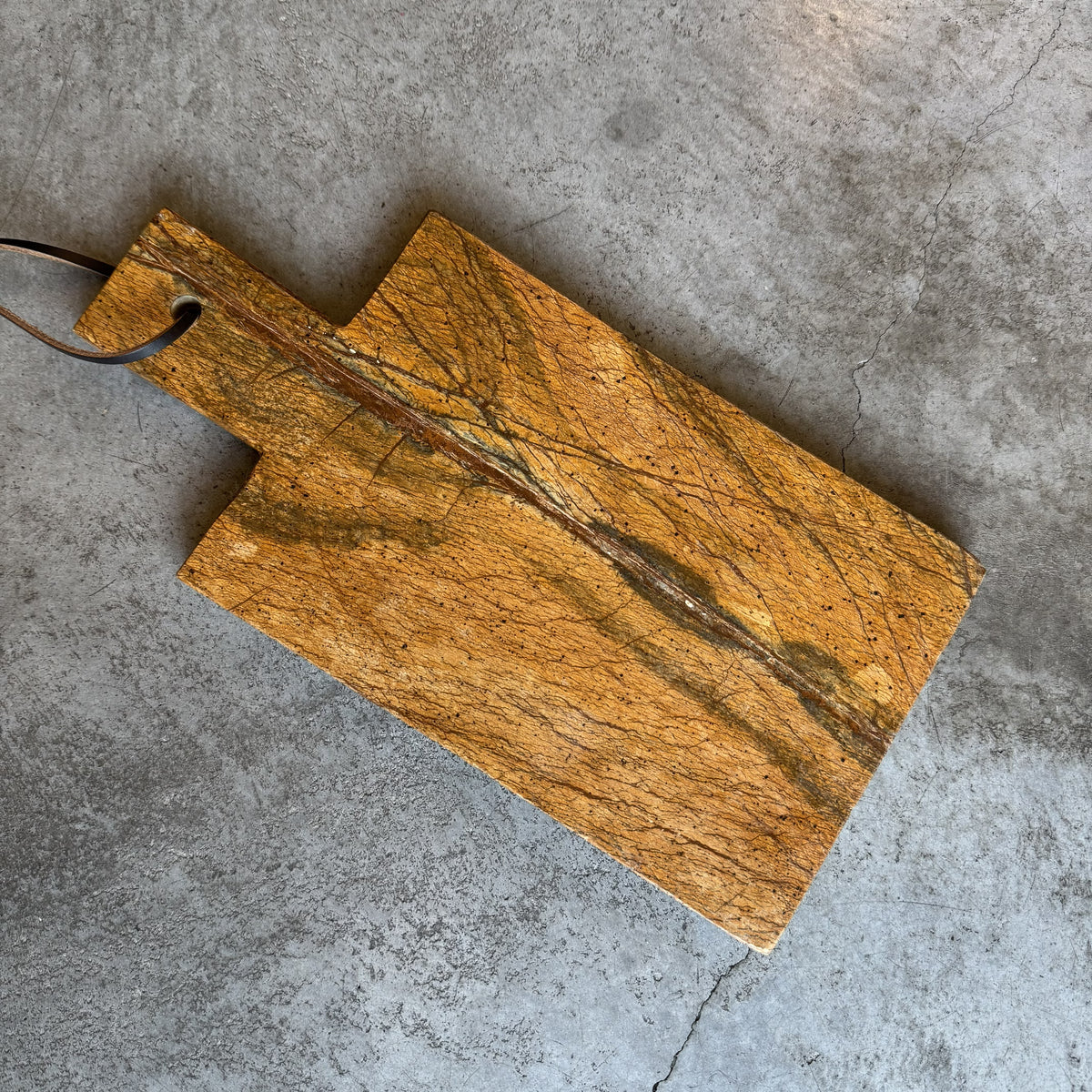 Petite planche en marbre marron.