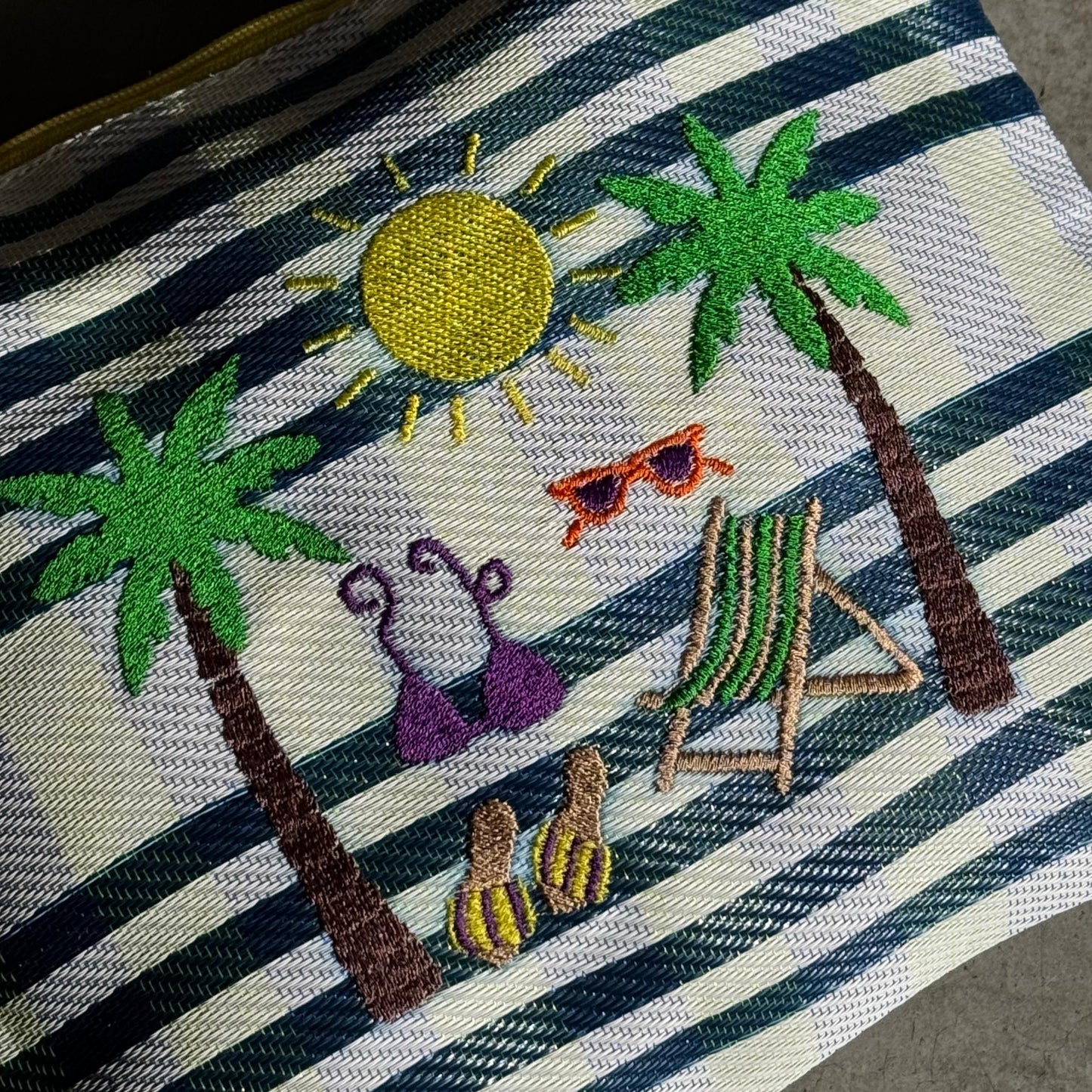 POCHETTE EN PLASTIC RECYCLE BRODEE - LA PETITE BOITE JAUNE