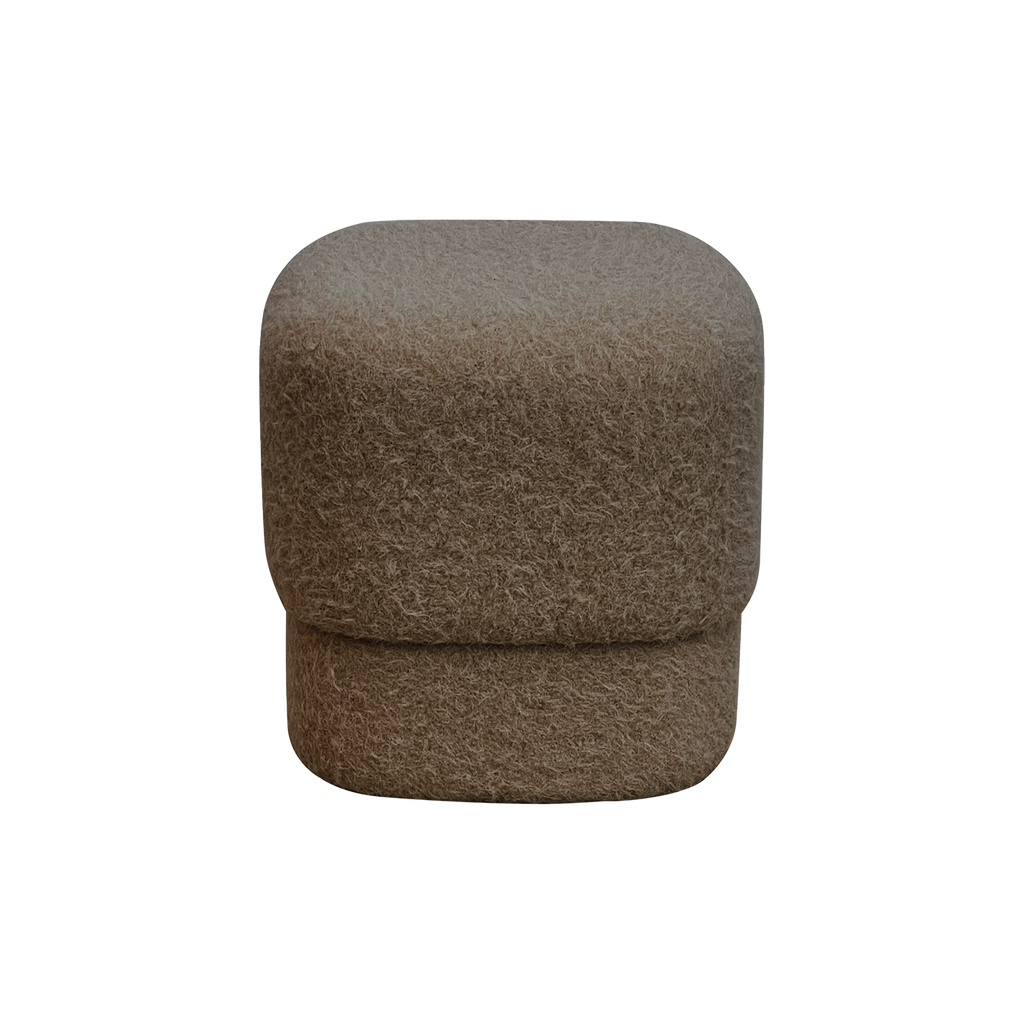 Pouf effet laine bouclée, coloris marron de forme carrée aux angles arrondis.