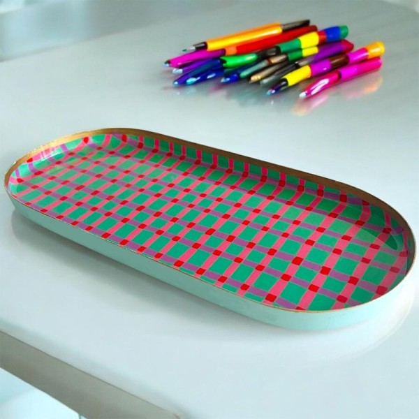 Découvrez nos petits plateaux décoratifs à motifs qui donneront de la gaieté à votre intérieur avec leurs lignes ou leurs fleurs dans des couleurs acidulées.