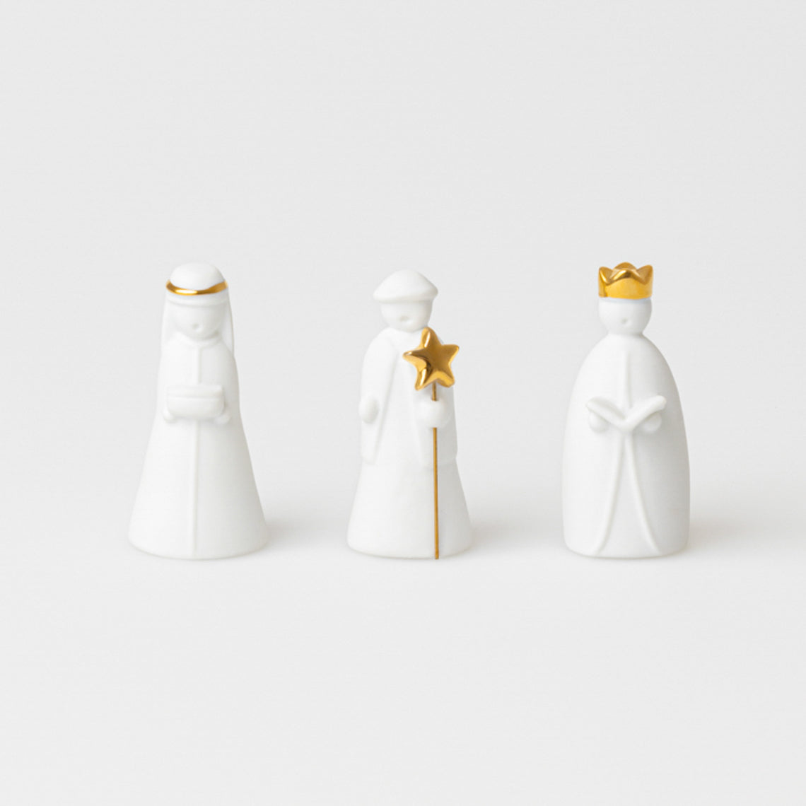 Set de 3 Rois Mages de Noël en porcelaine blanche non émaillée avec des touches de doré.