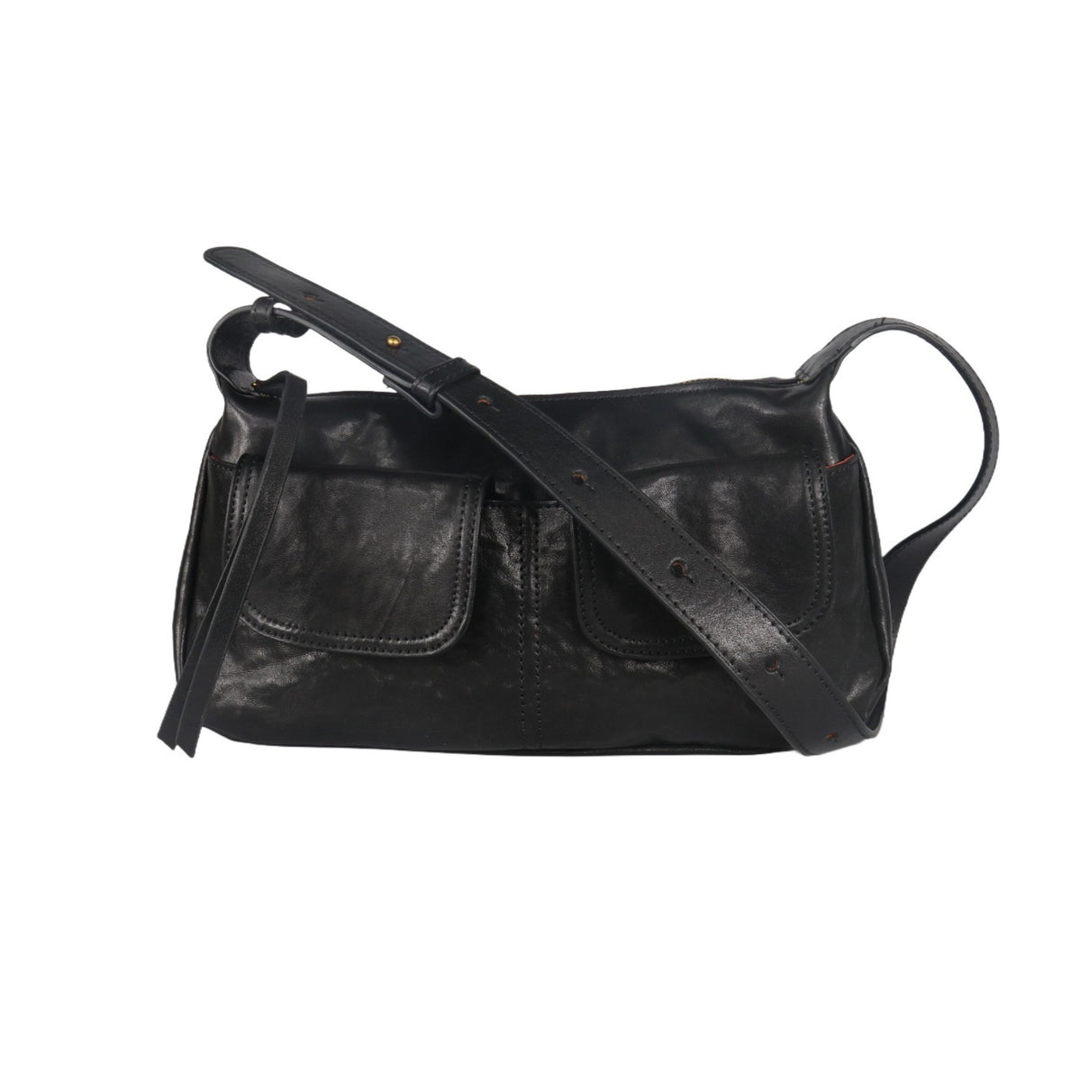Sac baguette à bandoulière réglable, en cuir noir avec deux poches avant.