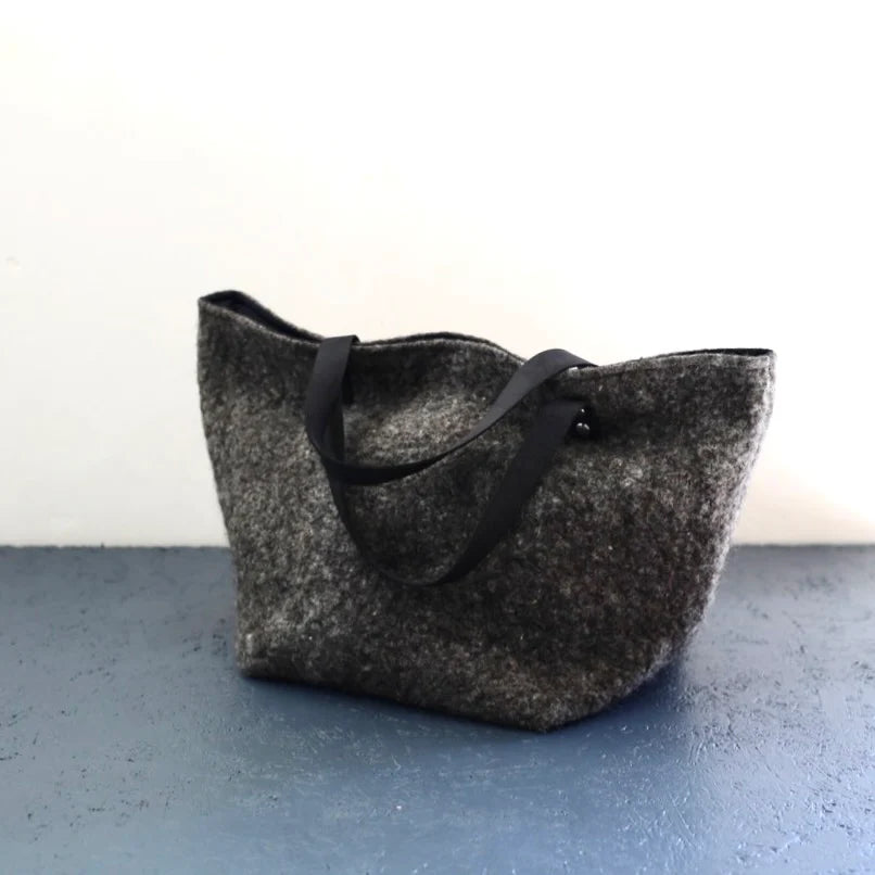Sac cabas en laine feutrée française, coloris gris foncé.