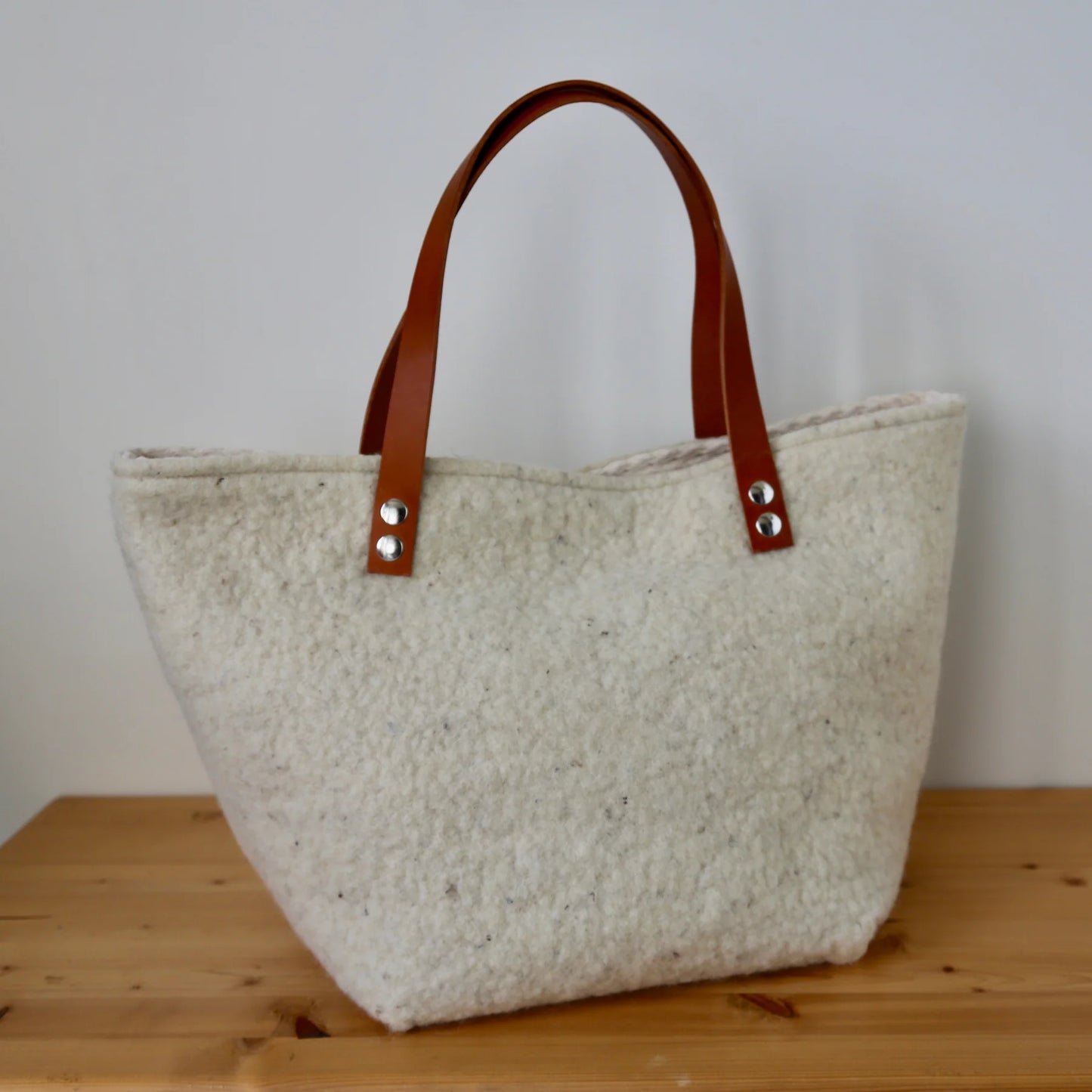 Sac cabas en laine feutrée française, coloris ivoire.