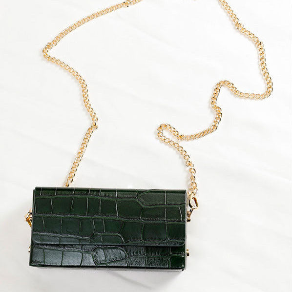 Petit sac en cuir croco, couleur vert foncé.
