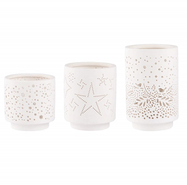 Set de 3 photophores blancs en porcelaine ajourés de motifs hivernaux.