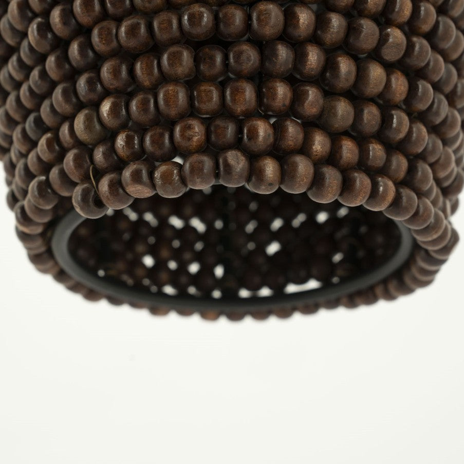 Zoom sur abat-jour en perles de bois, en forme de goutte.