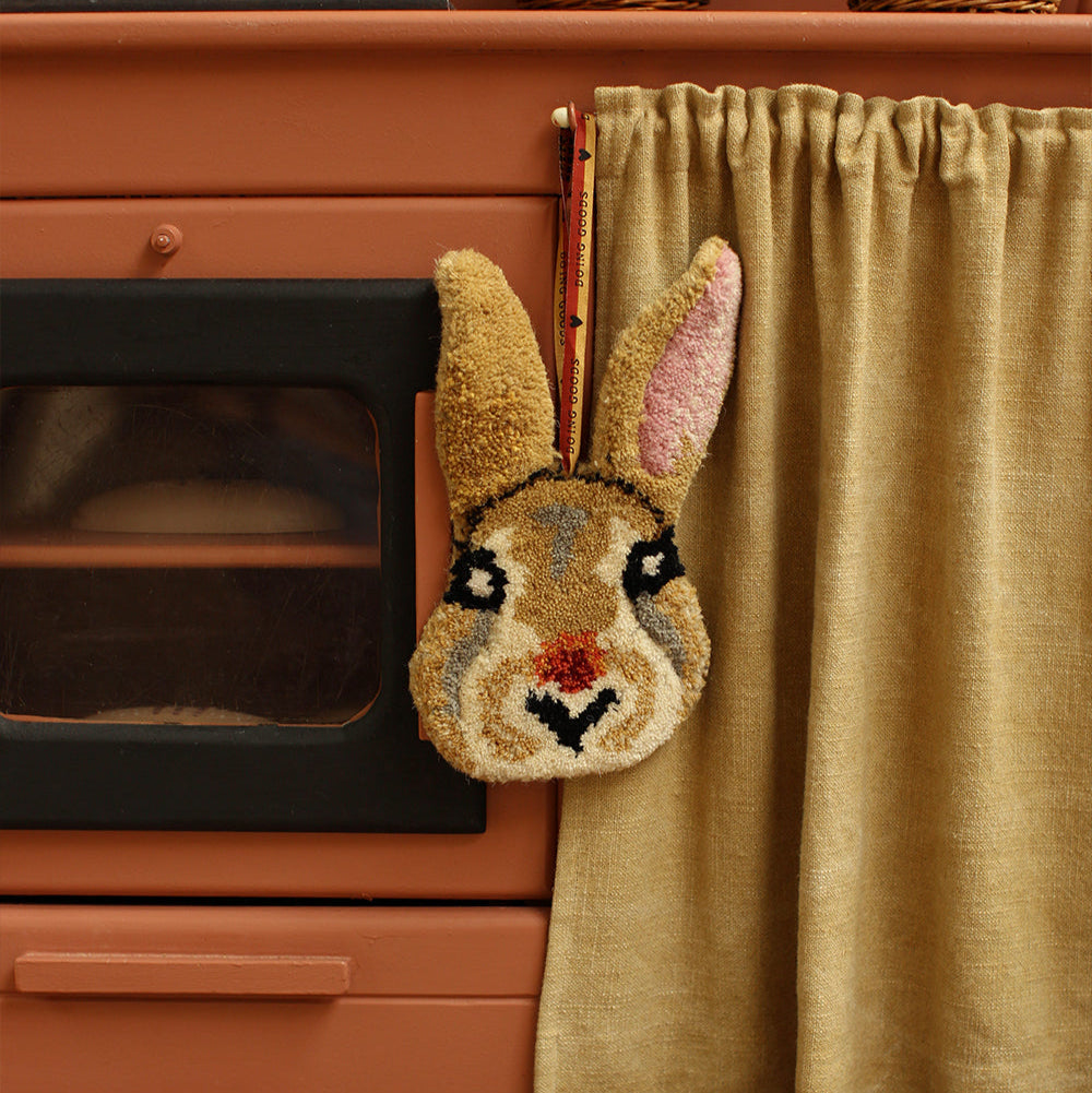 Tableau tufté en forme de tête de lapin à suspendre.