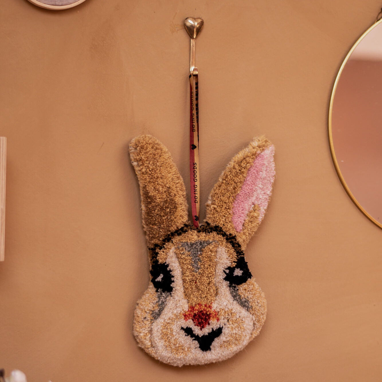 Tableau tufté en forme de tête de lapin à suspendre.