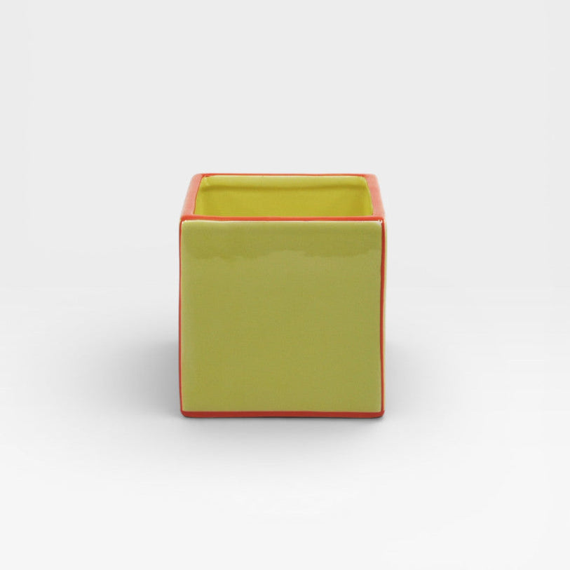 Petit vase cubique jaune et orange.