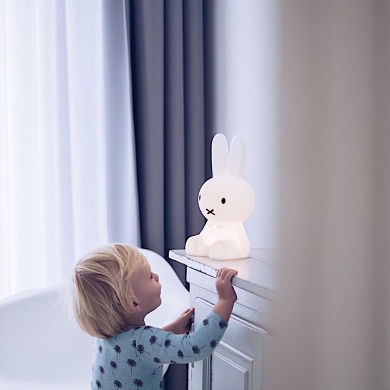 Veilleuse XL rechargeable en silicone en forme de lapin Miffy.