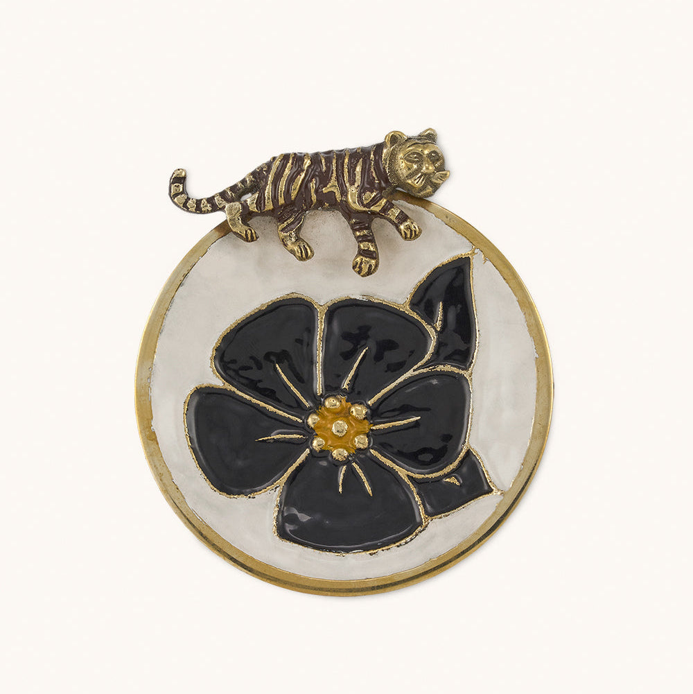 Vide-poche en laiton avec fleurs et tigre incrusté.